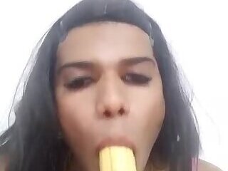 Crossdresser sucking banana. Staring dona Sexina
