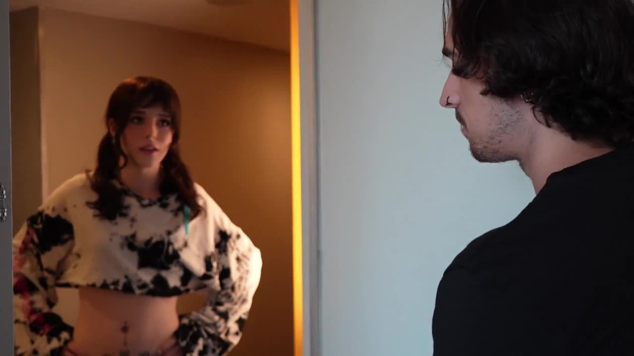 Pretty Girl Seduces Unsuspecting Guy